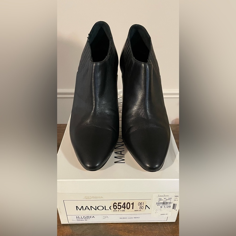NIB 39.5/8.5 Manolo Blahnik Livrea Sleek Black Heeled Booties